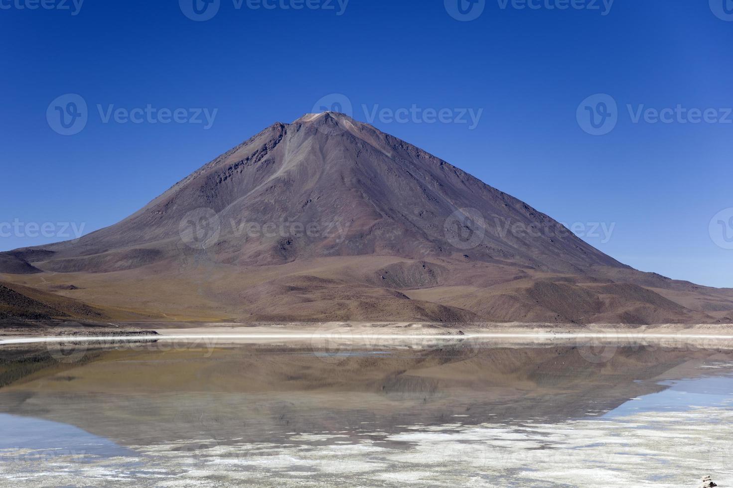 laguna verde sjö och licancabur vulkan i bolivia foto