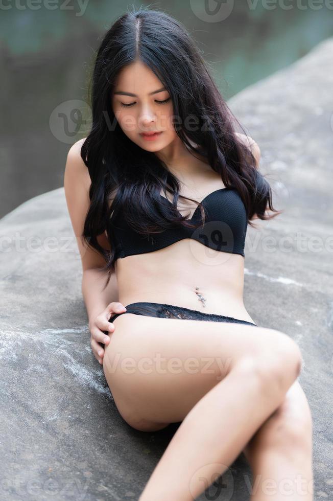 porträtt av asiatisk sexig kvinna ha på sig bikini på utomhus, sommar koncept, livsstil av modern kvinnor foto