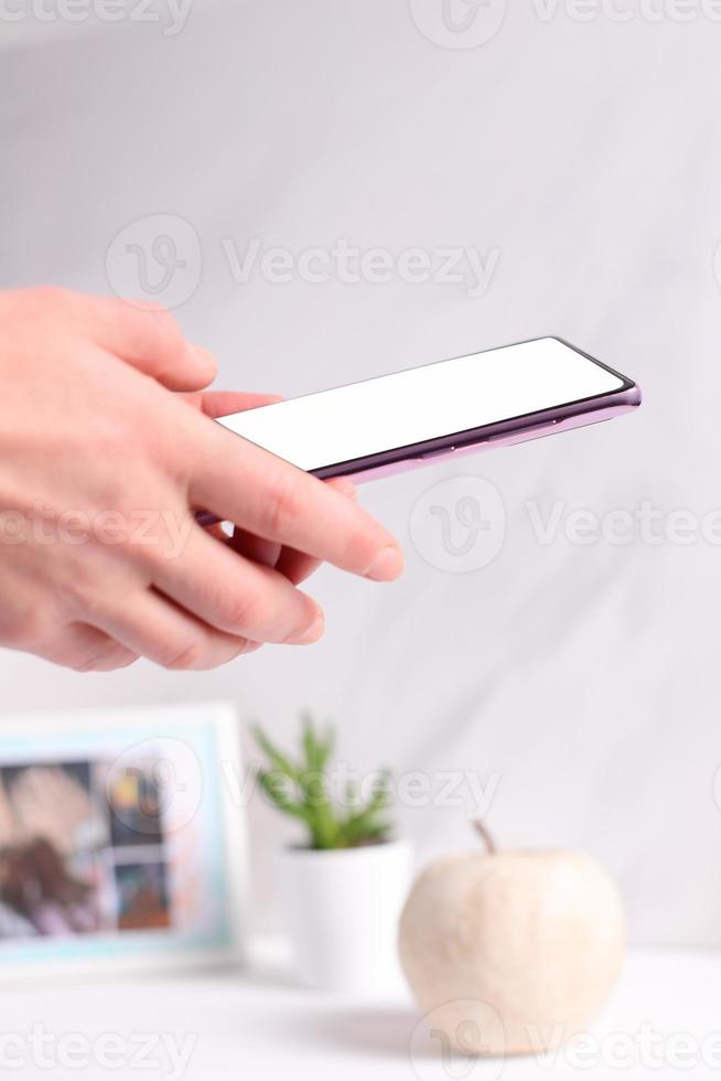 kvinna håll smartphone i hand, pekfon i använda sig av foto