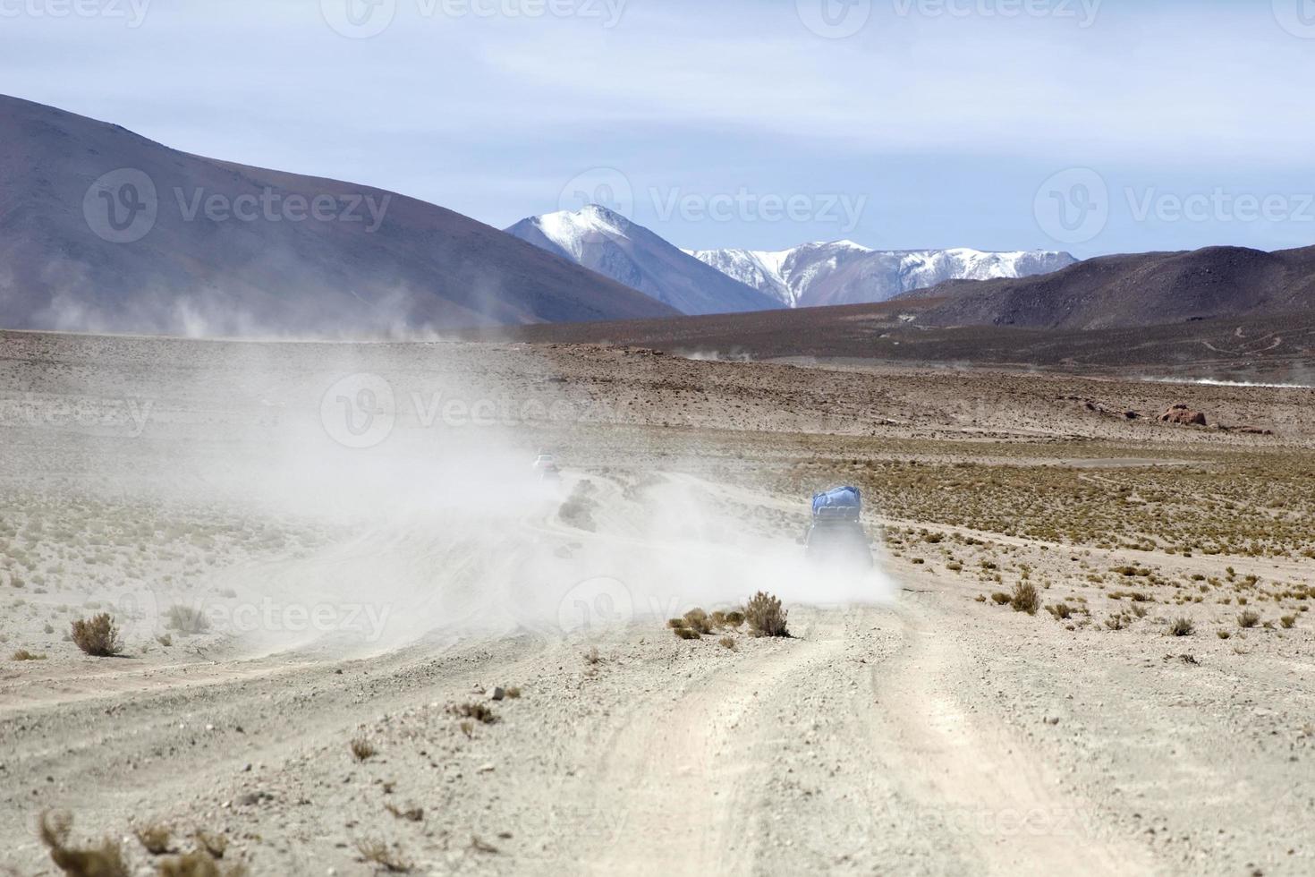 terrängfordon i dali-öknen vid eduardo avaroa andean fauna nationalreservat i bolivia foto