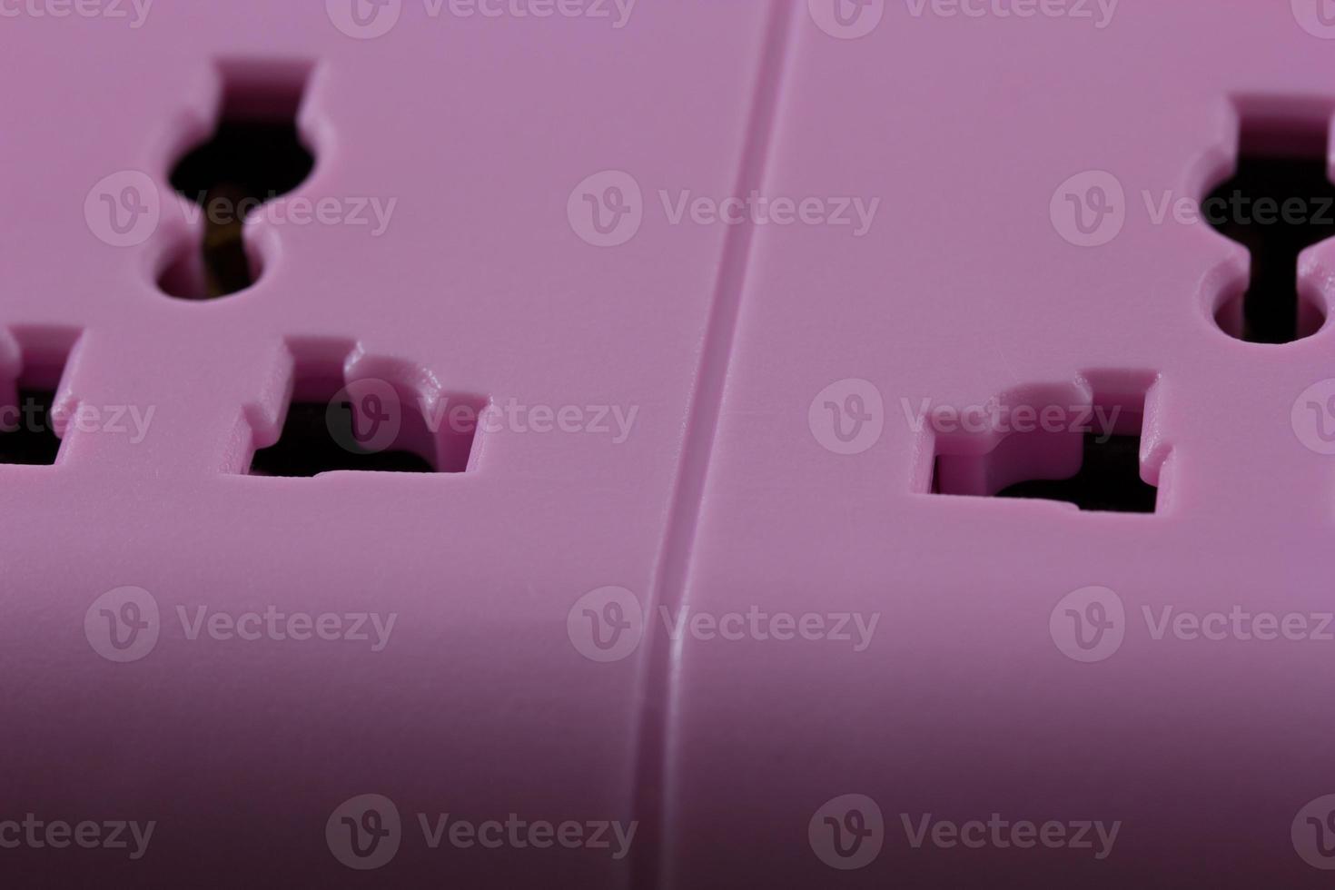 närbild bild av ett rosa utlopp isolerad på svart foto
