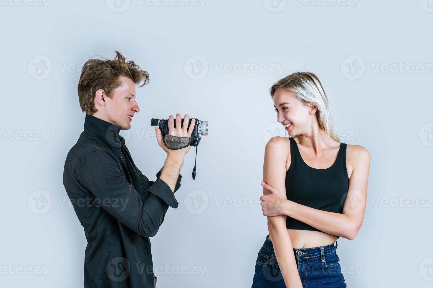 lyckligt porträtt av par som håller videokameran och spelar in en video foto