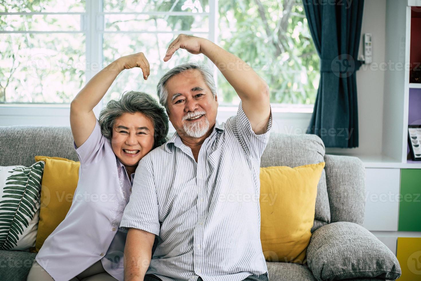 äldre par tillsammans i sitt vardagsrum foto