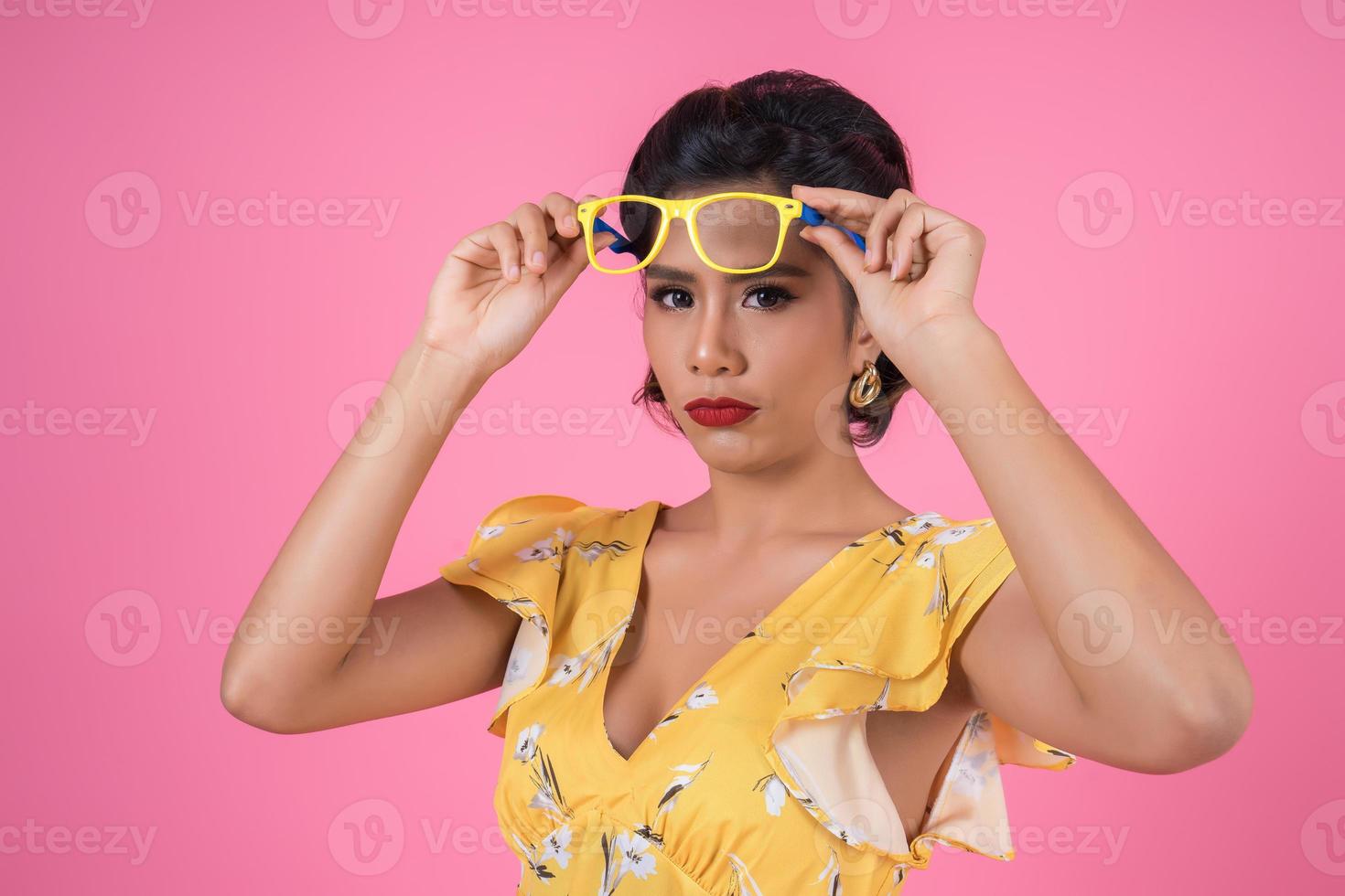 porträtt av fashionabla kvinna med solglasögon foto