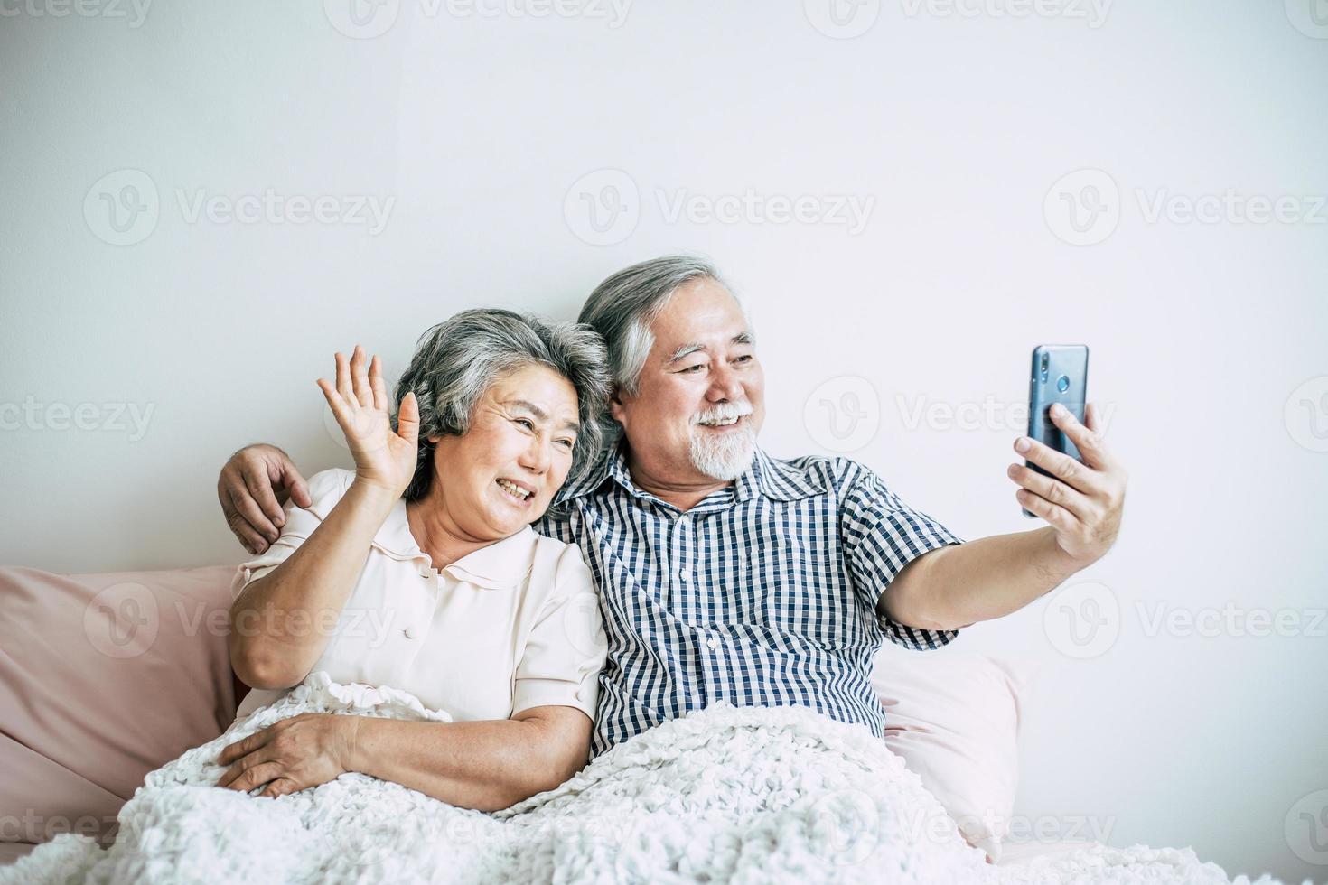 äldre par som använder en smartphone foto