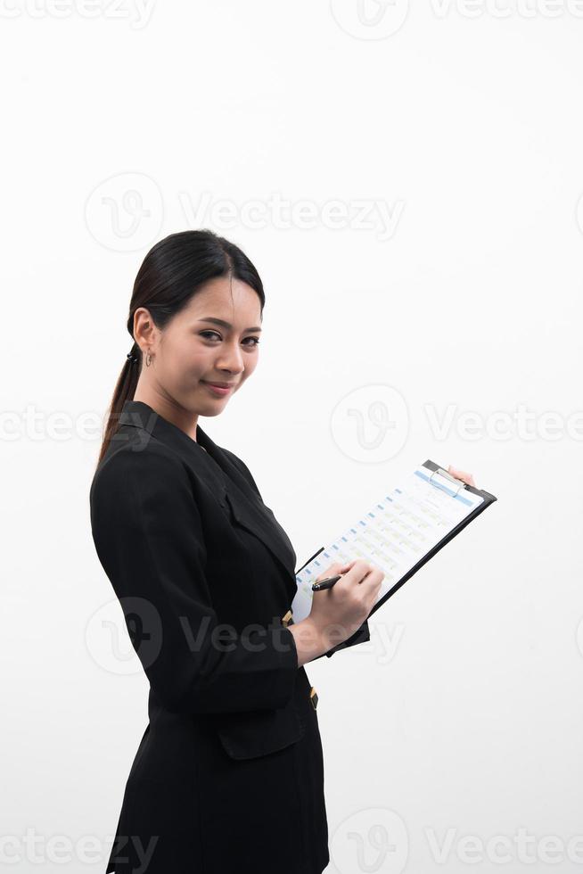 porträtt av en affärskvinna med dokument isolerad på vit bakgrund. foto