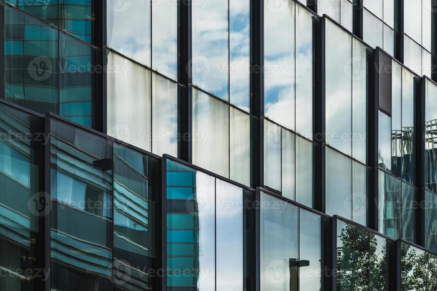 reflektioner över fasaden på en kontorsbyggnad foto