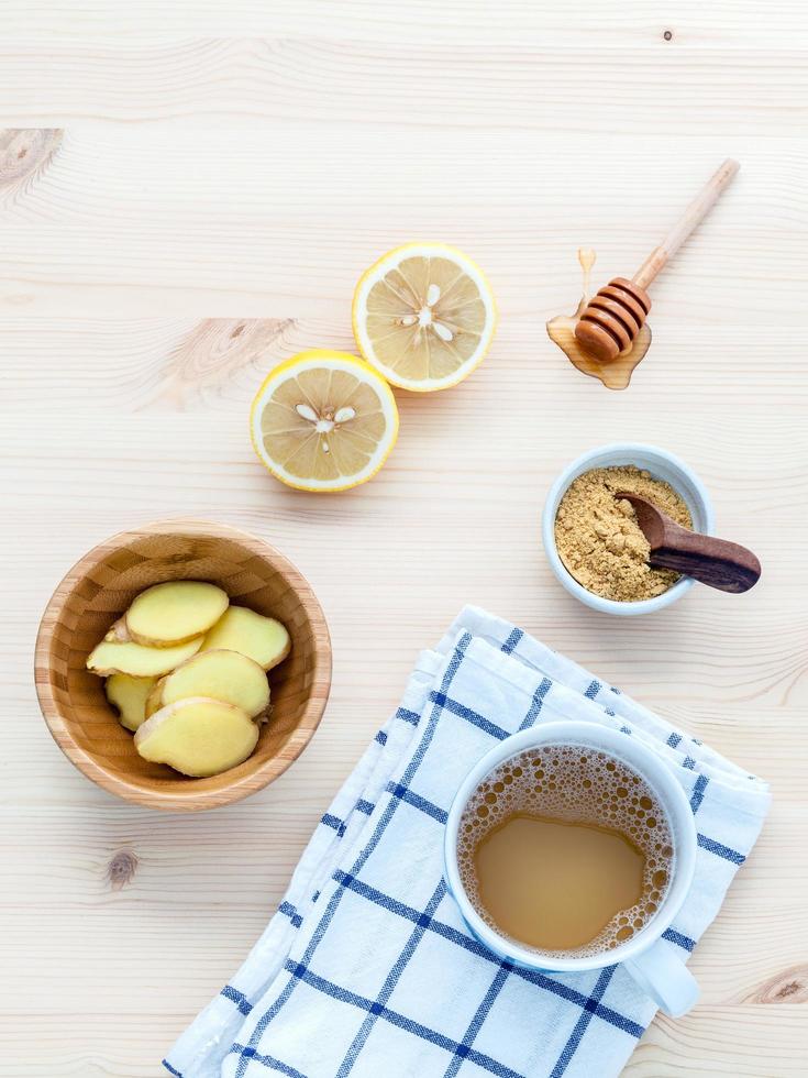 ingefära te med ingefära rötter med citron och honung foto