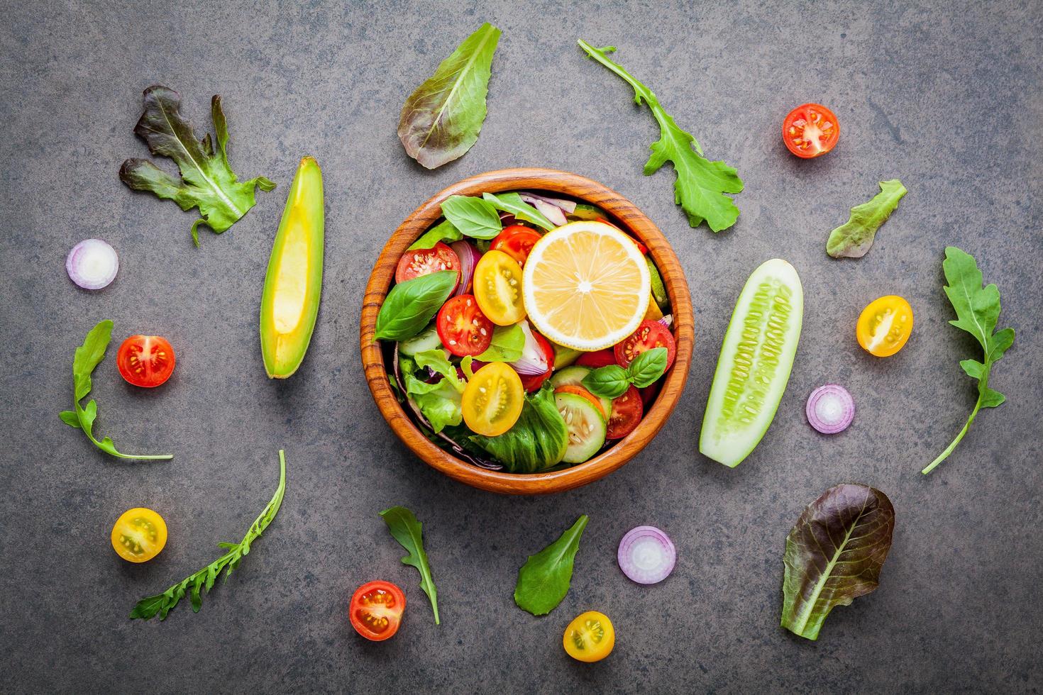 ovanifrån av färsk sallad på en grå bakgrund foto