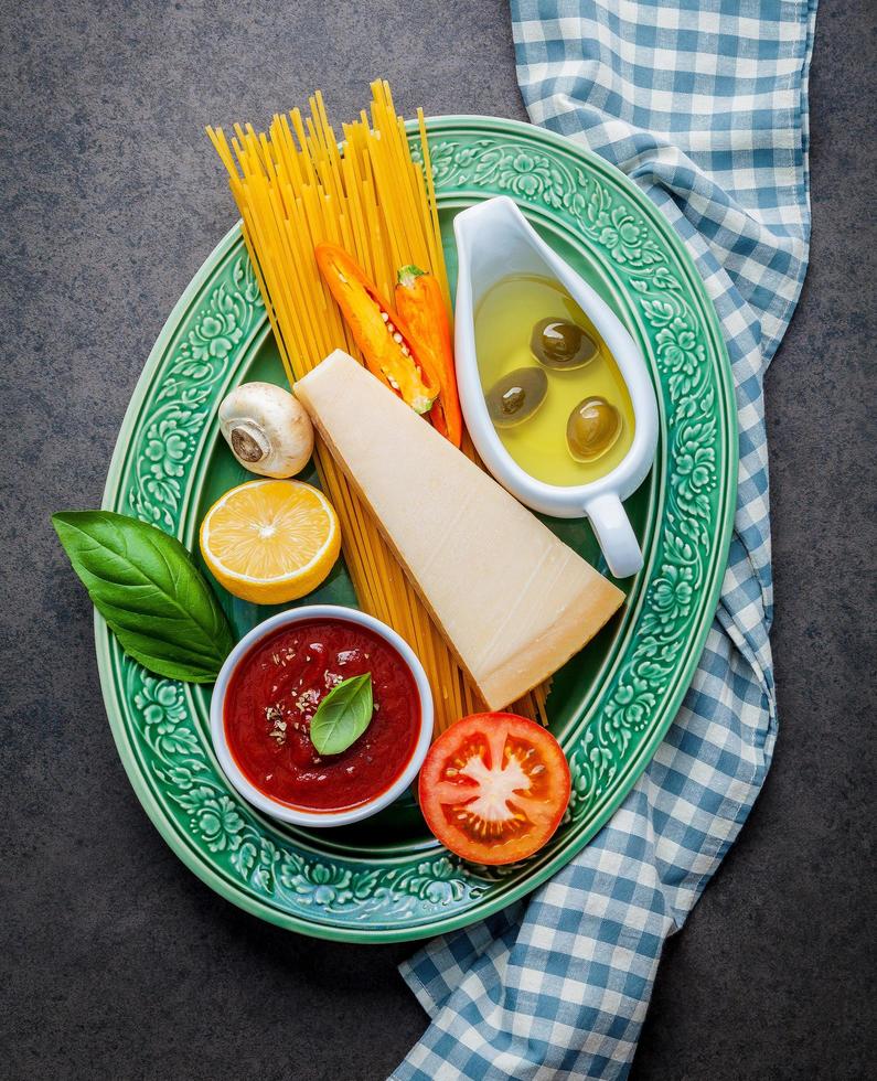 italienska ingredienser på en tallrik foto