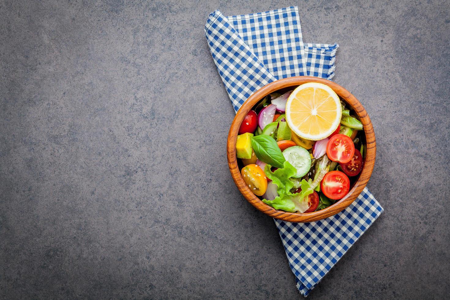 skål med sallad med kopieringsutrymme foto