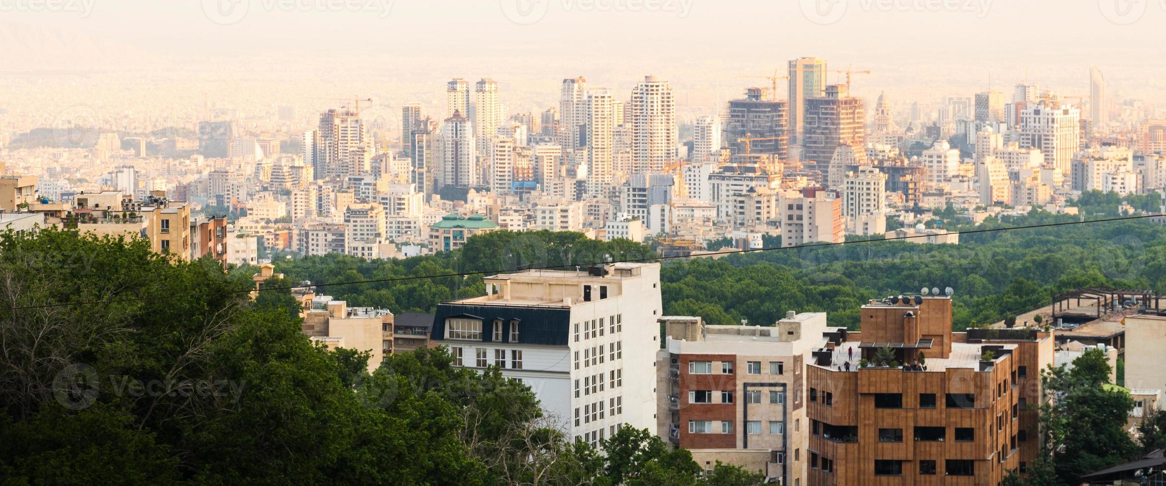 teheran, Iran-28:e Maj, 2022 - stad byggnader arkitektur horisont panorama från populär synpunkt i norr tehran foto