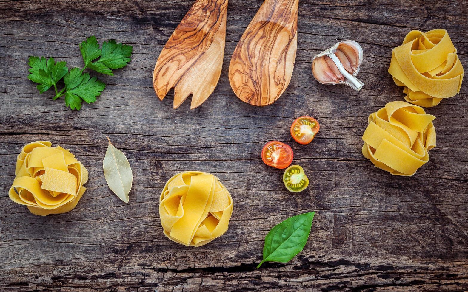 träredskap och italienska ingredienser foto