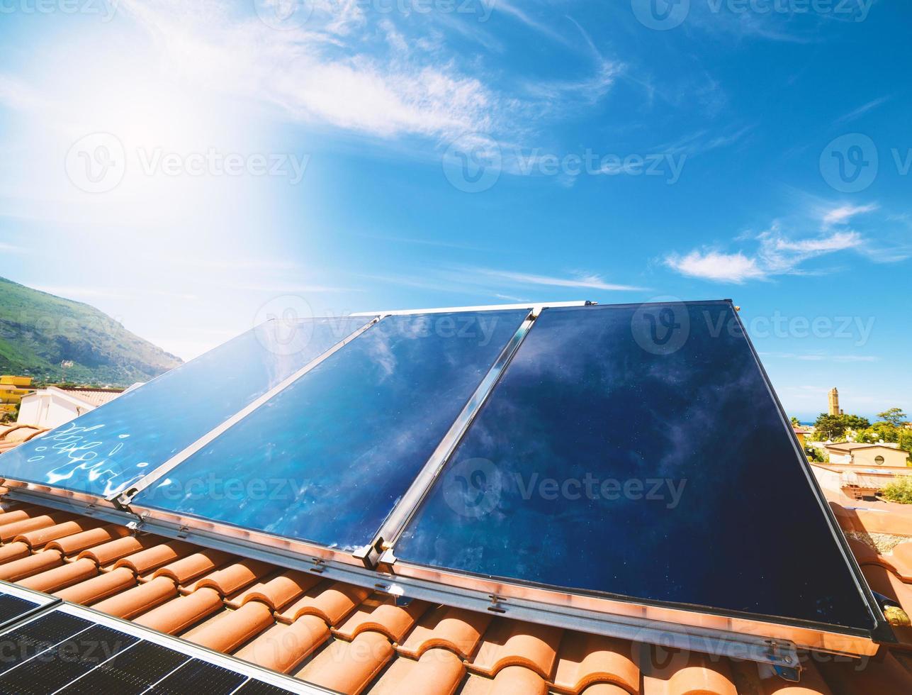 förnybar energi systemet med sol- panel för varm vatten foto