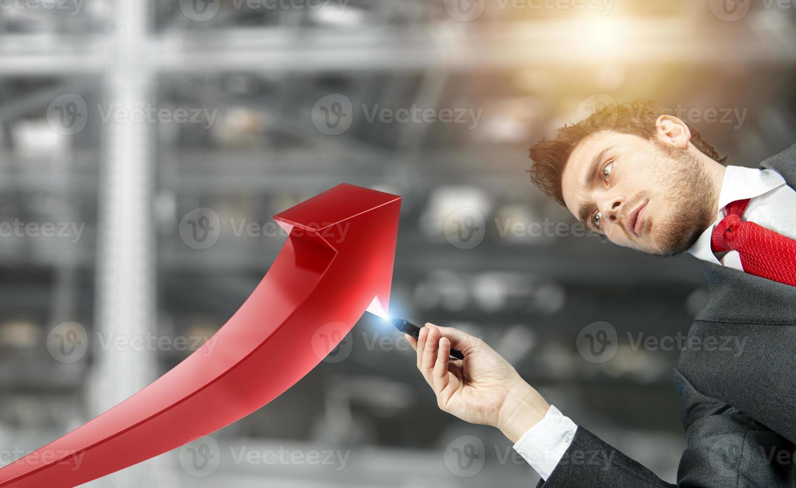 affärsman drar en växande röd pil av statistisk foto
