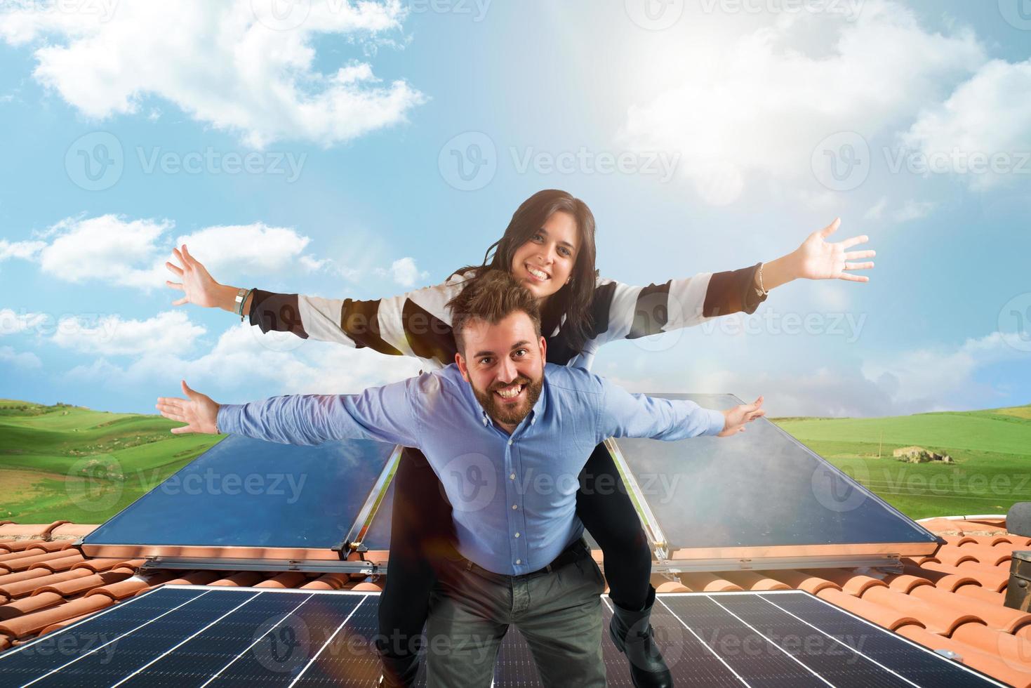 familj användningar förnybar energi systemet med sol- panel foto