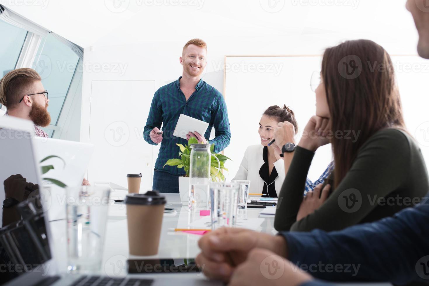 affärsperson i kontor ansluten på internet nätverk. begrepp av partnerskap och lagarbete foto