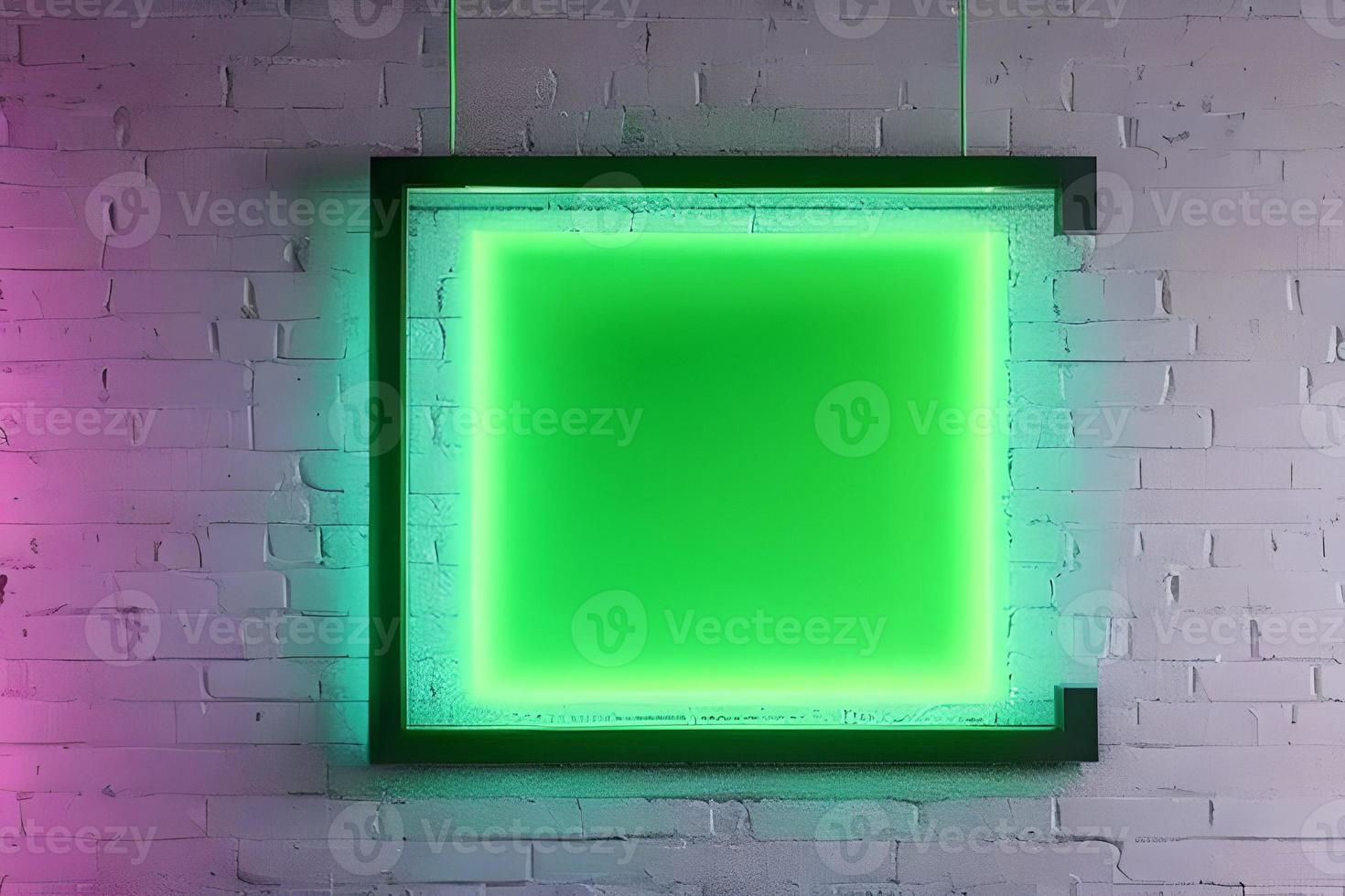 ljus grön rektangel neon på de vägg bakgrund och tegel bakgrund. foto