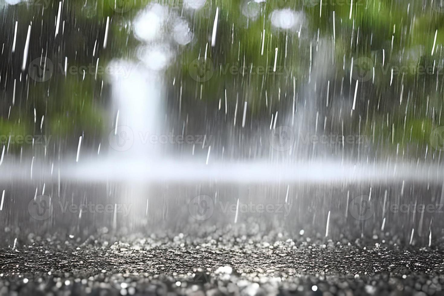 tung regn släppa på de väg yta bokeh bakgrund. foto