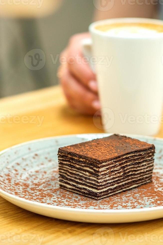 bit av choklad kaka med kopp av kaffe foto