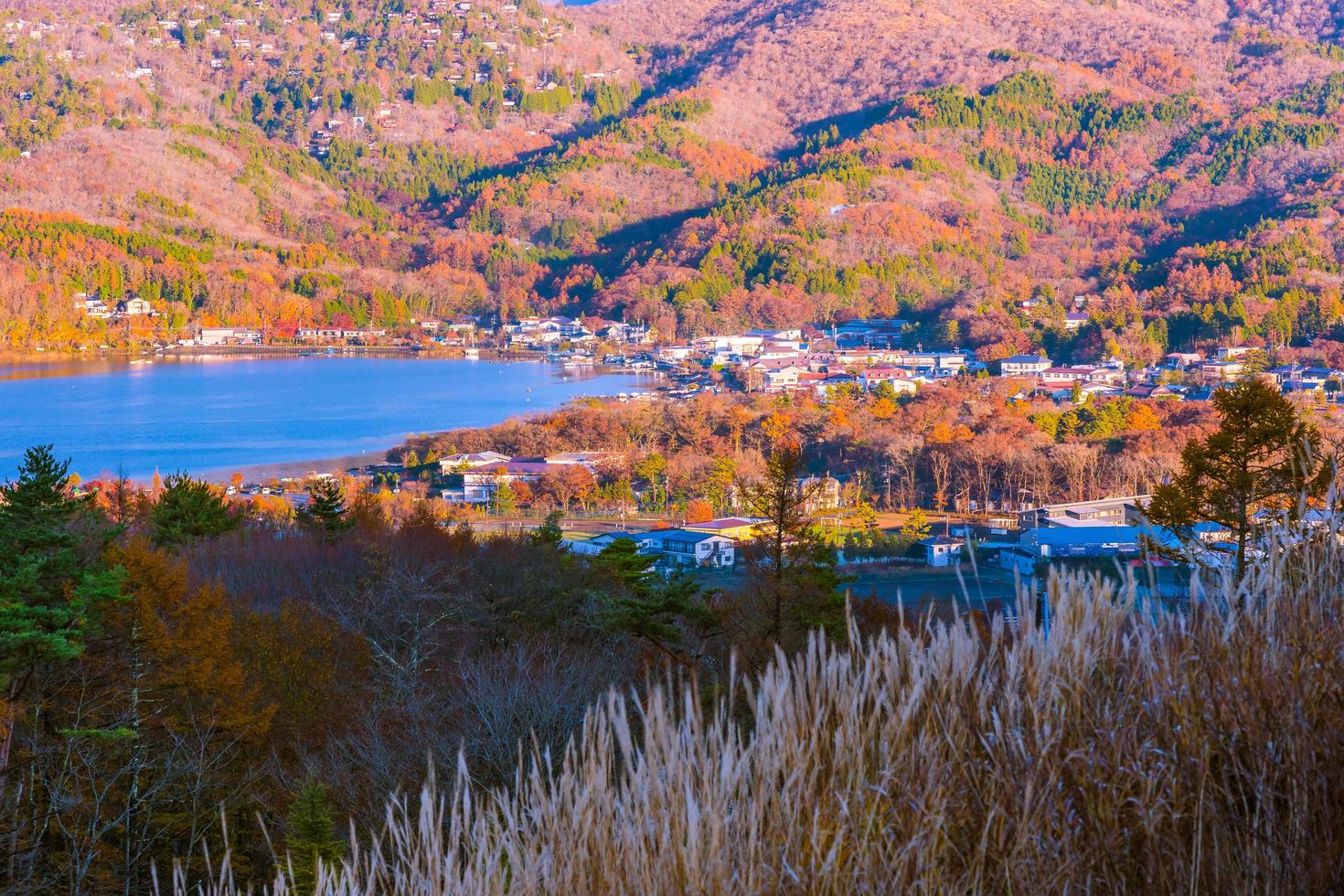 vackert landskap runt sjön yamanakako, japan foto