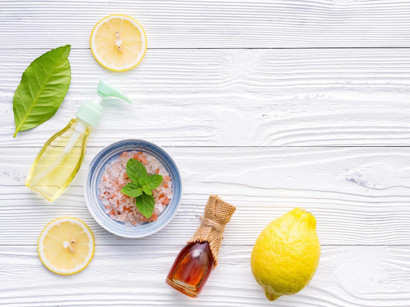 salt, honung och citron på en illa vit bakgrund foto