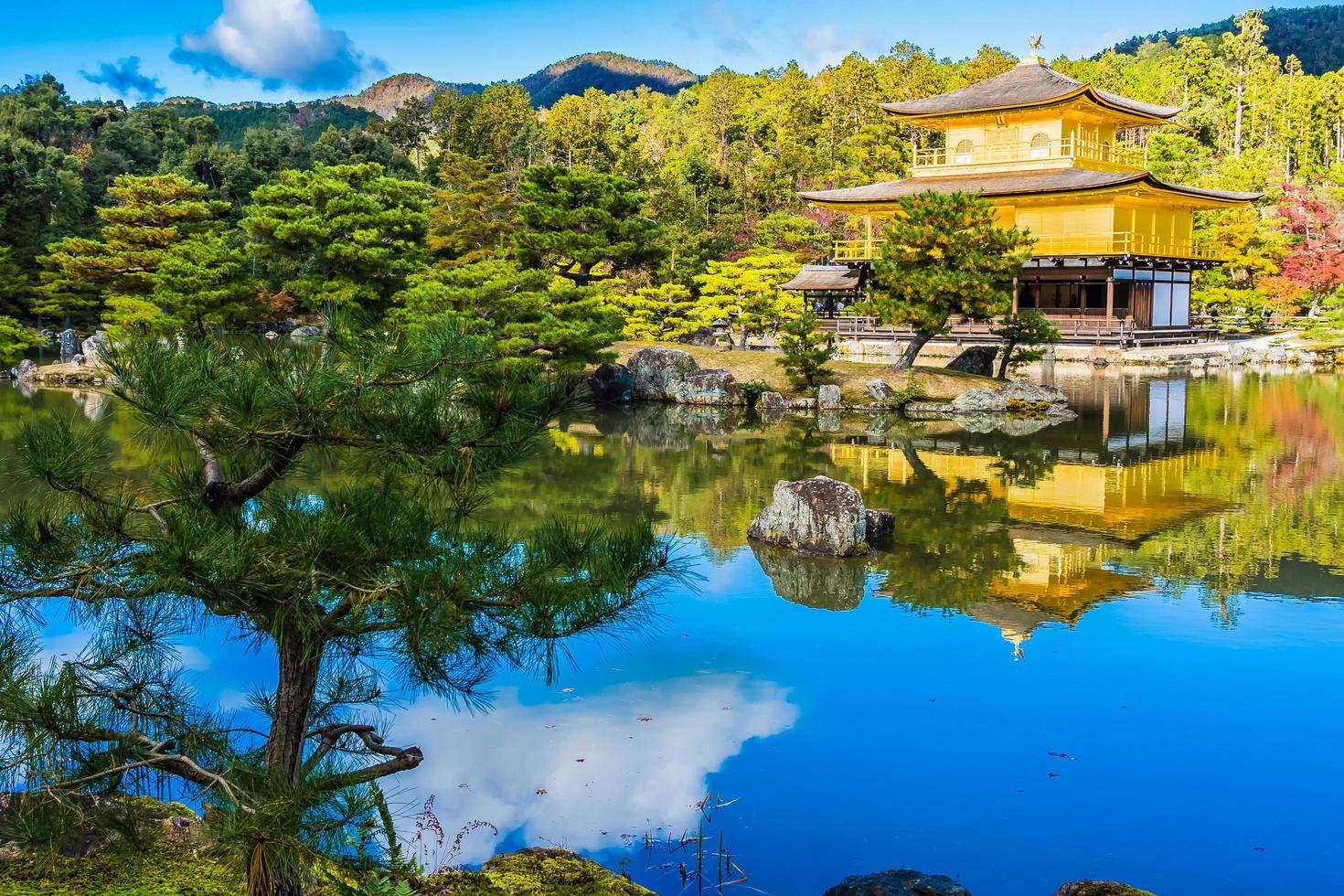 kinkakuji tempel eller gyllene paviljongen i kyoto, japan foto