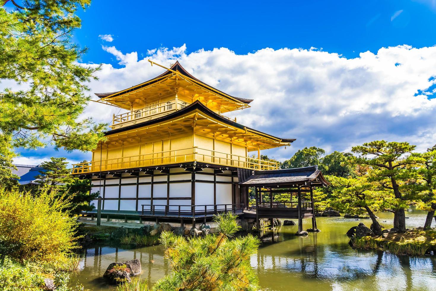 kinkakuji tempel eller gyllene paviljongen i kyoto, japan foto