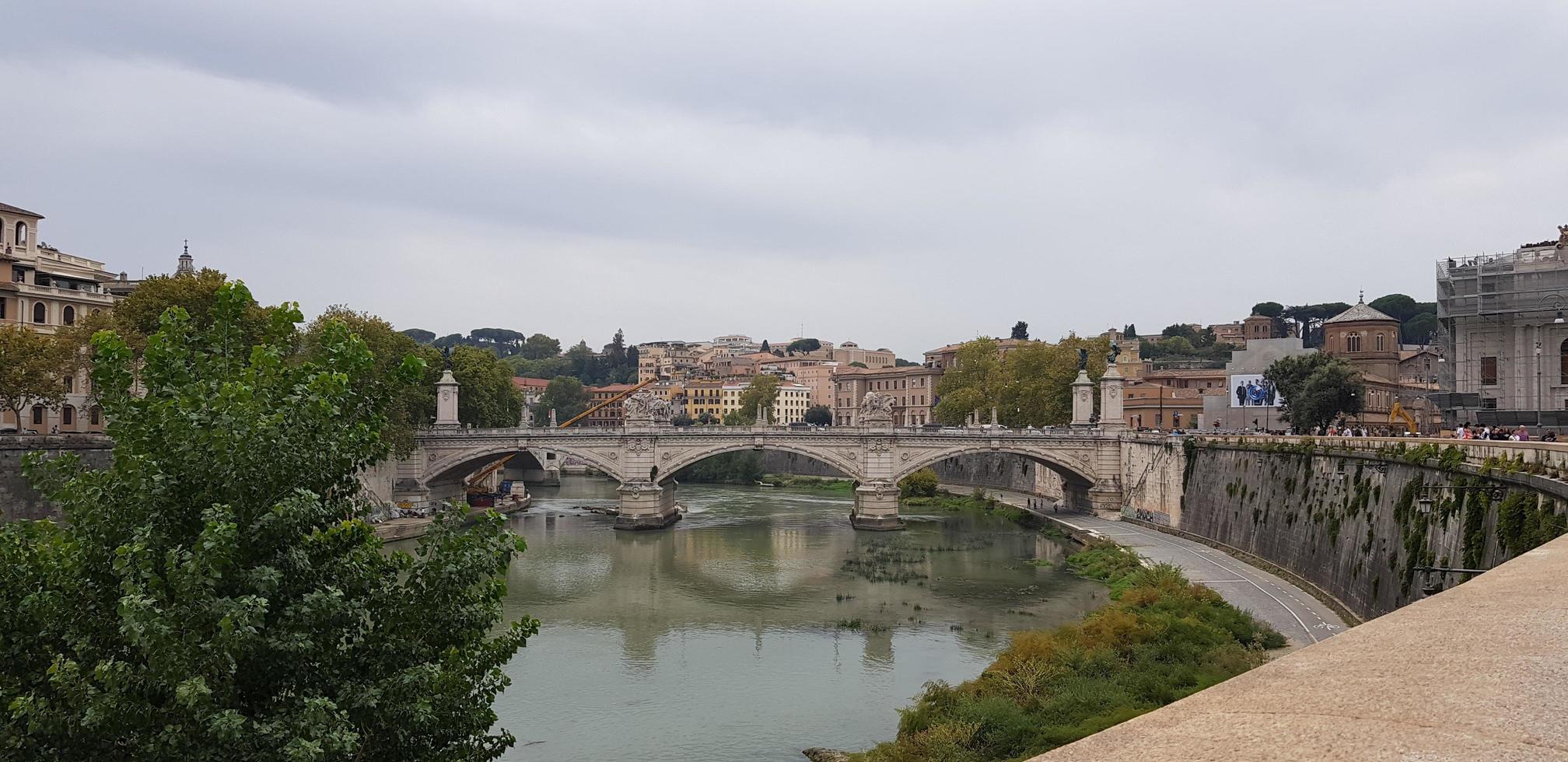 sikt av floden Tiber i Rom, Italien foto