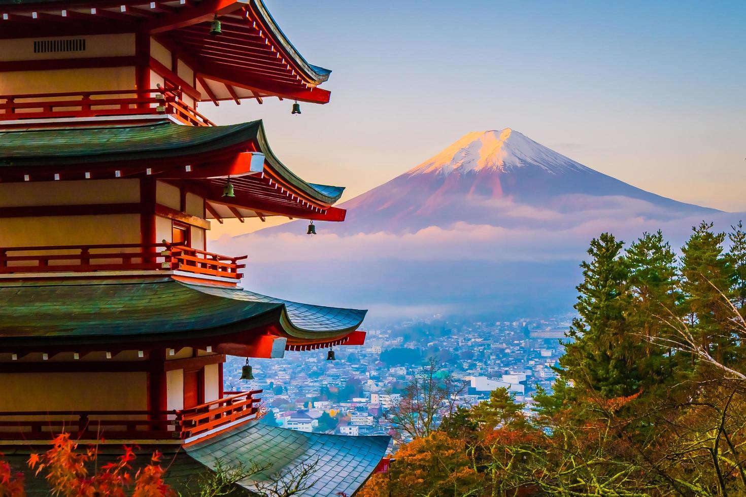 vackert landskap av Mt. fuji med chureito-pagoden, japan foto