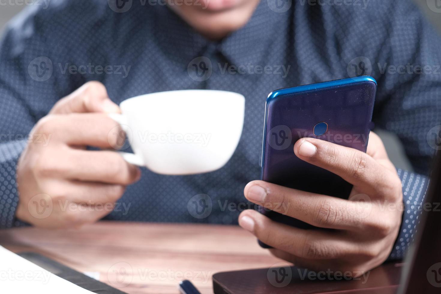 man använder en smart telefon foto