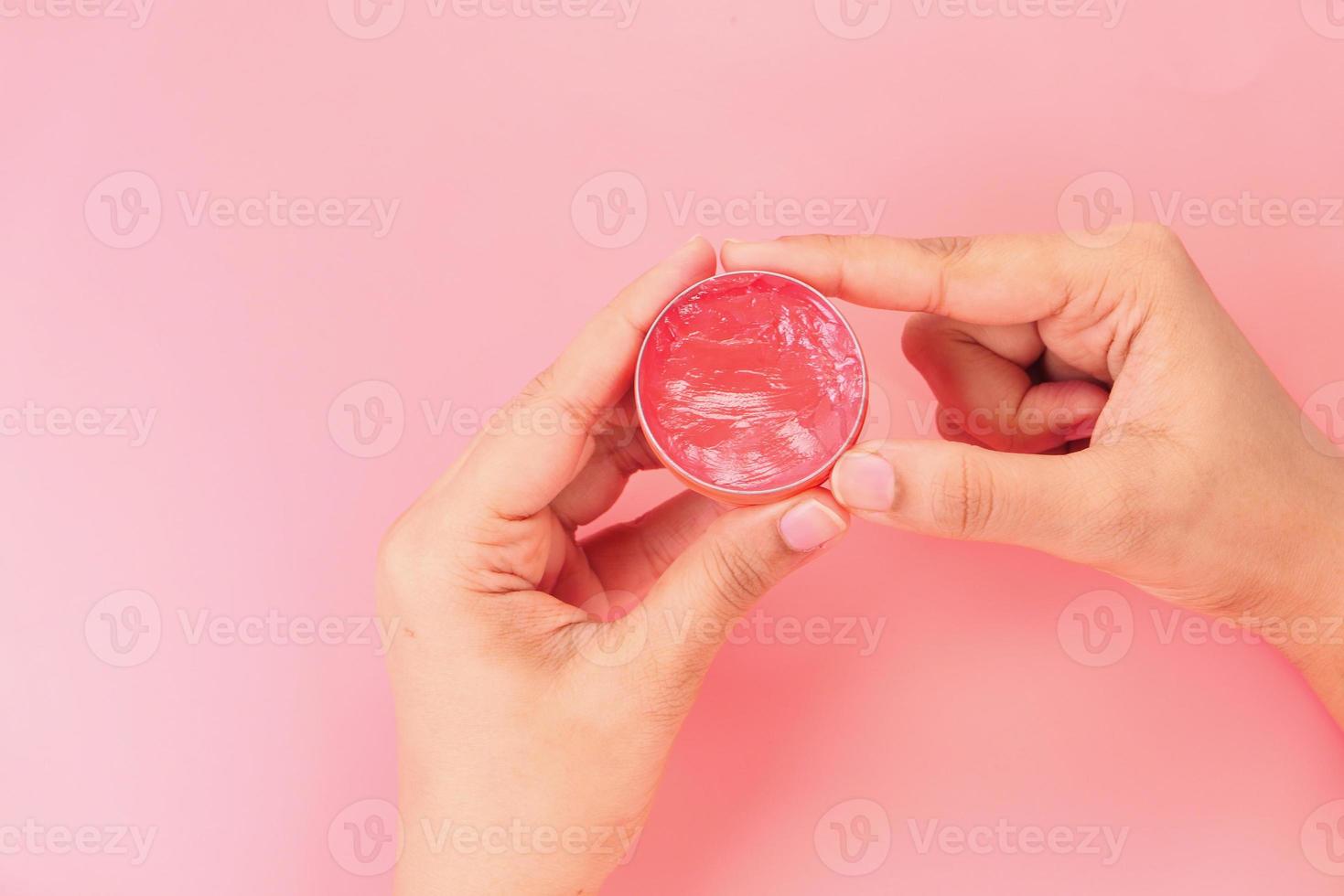 kvinna med rosa gelé på rosa bakgrund foto