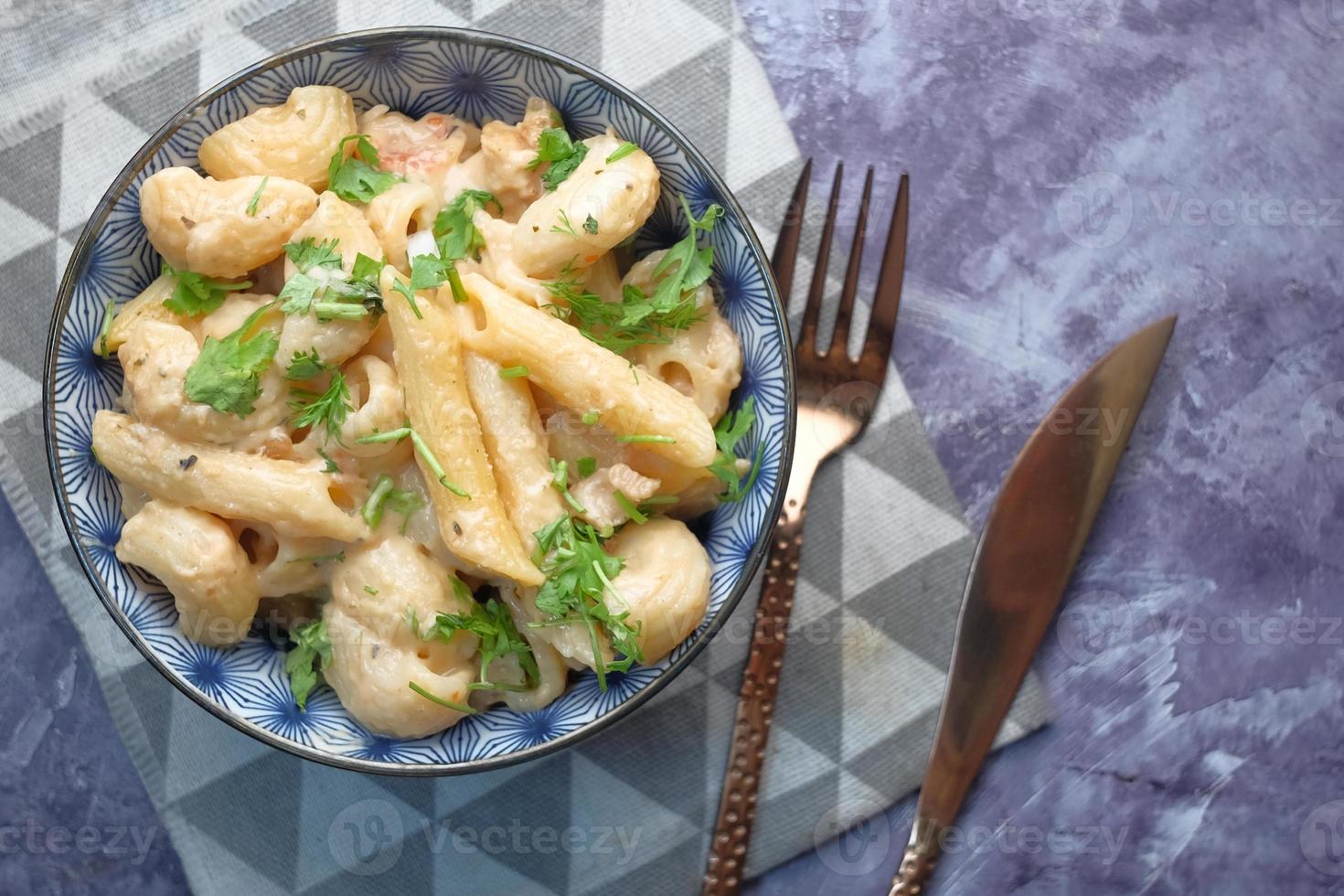 hemlagad pasta i en tallrik foto