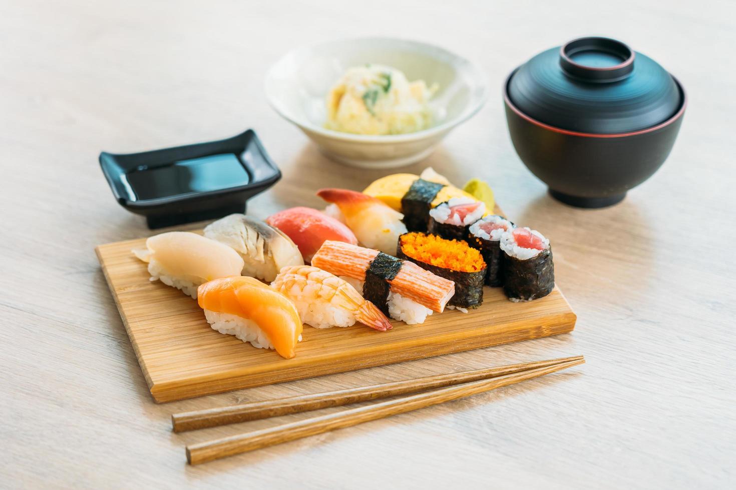 lax, tonfisk, skal, räkor och annat kött sushi maki foto