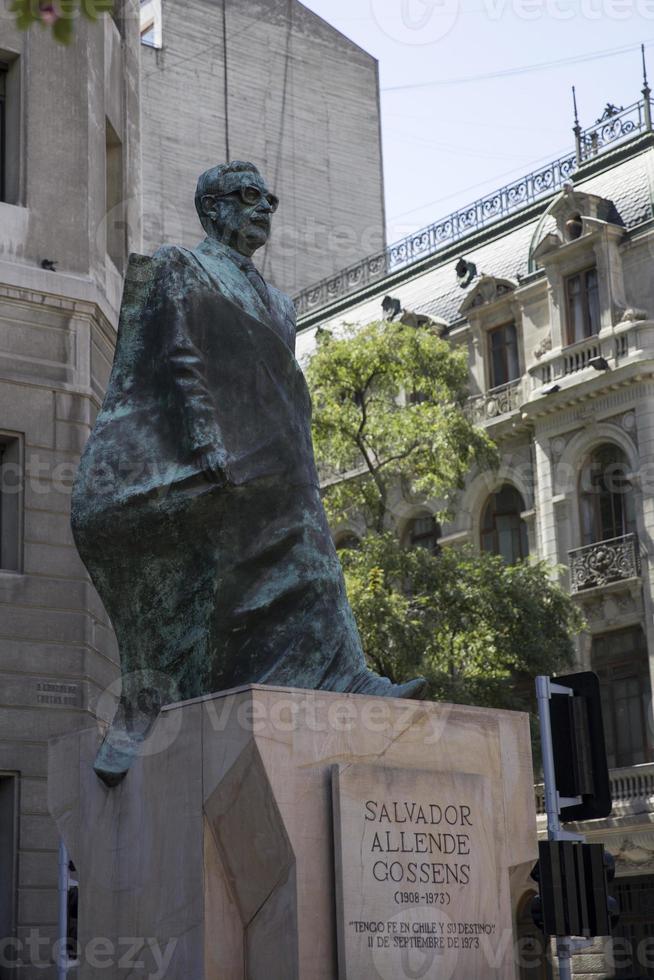 staty av Salvador Allende i Santiago de Chile foto