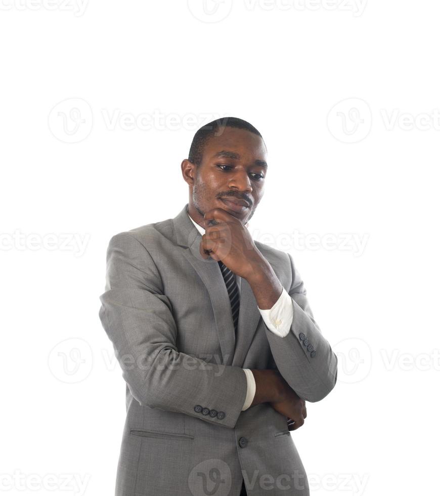stående av en ung affärsman som tänker isolerat över vit bakgrund foto