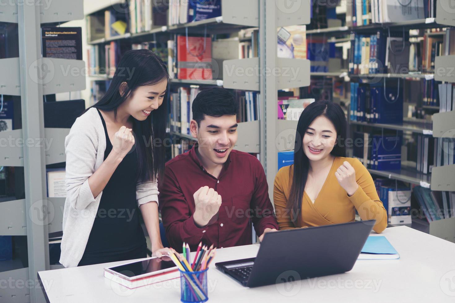 grupp studenter som studerar i skolbiblioteket foto