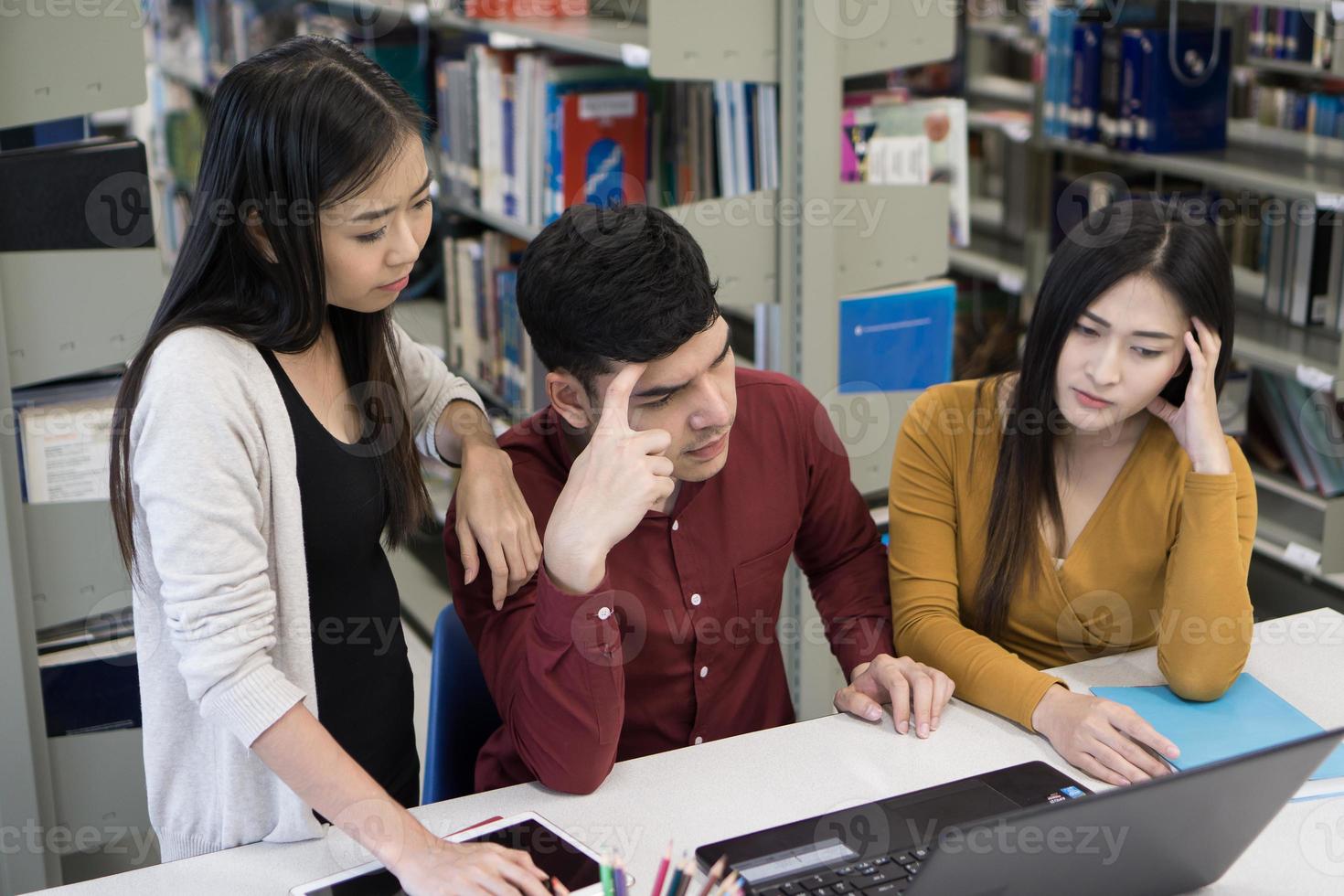 grupp studenter som studerar i skolbiblioteket foto