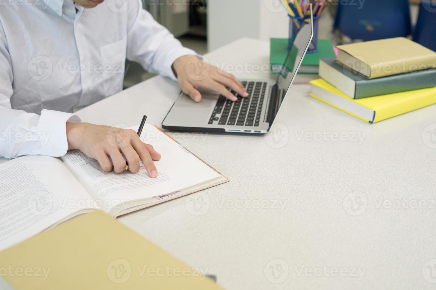 student som forskar på bärbar dator och surfar på internet foto