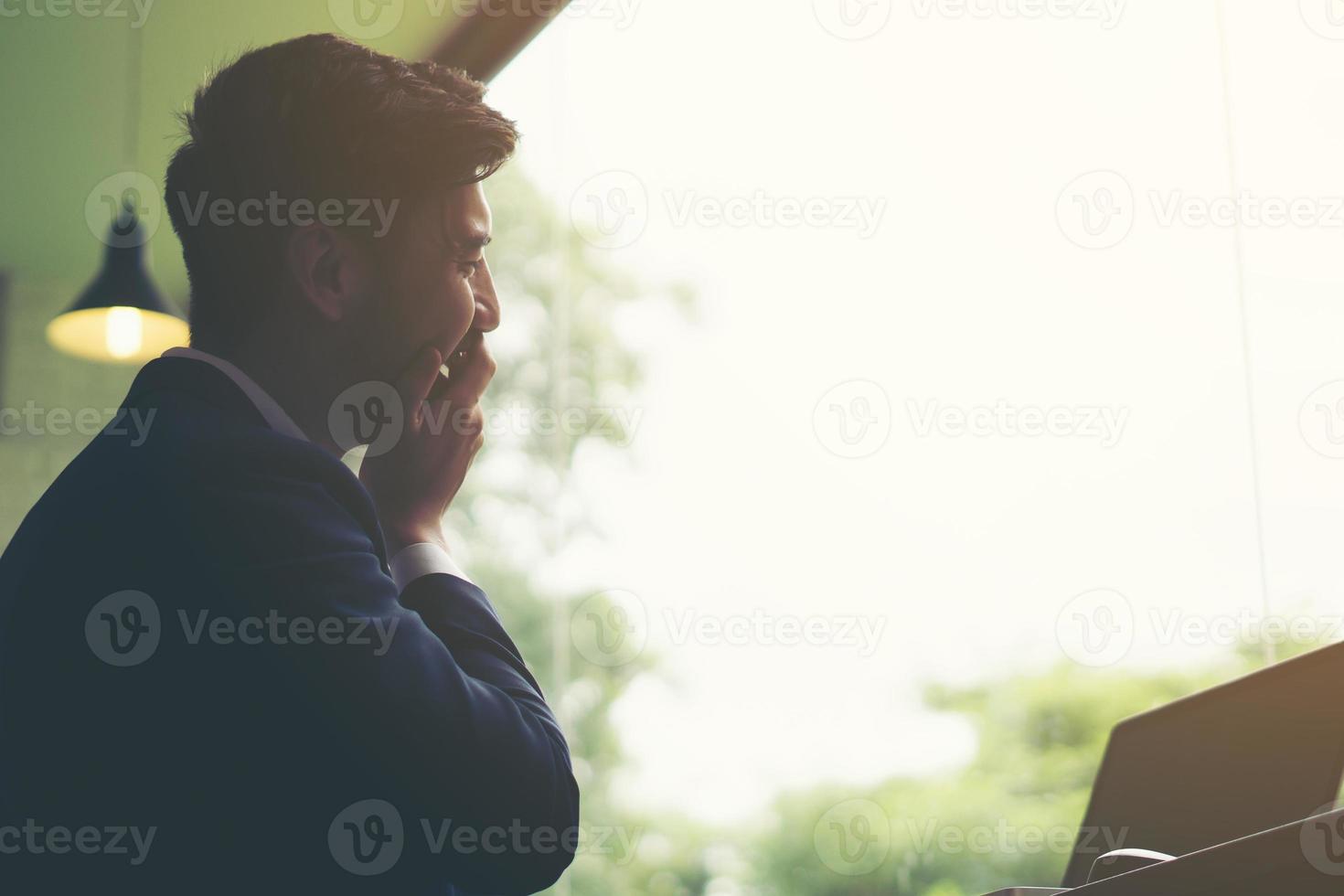 ung affärsman som arbetar på bärbara datorn på kontoret foto