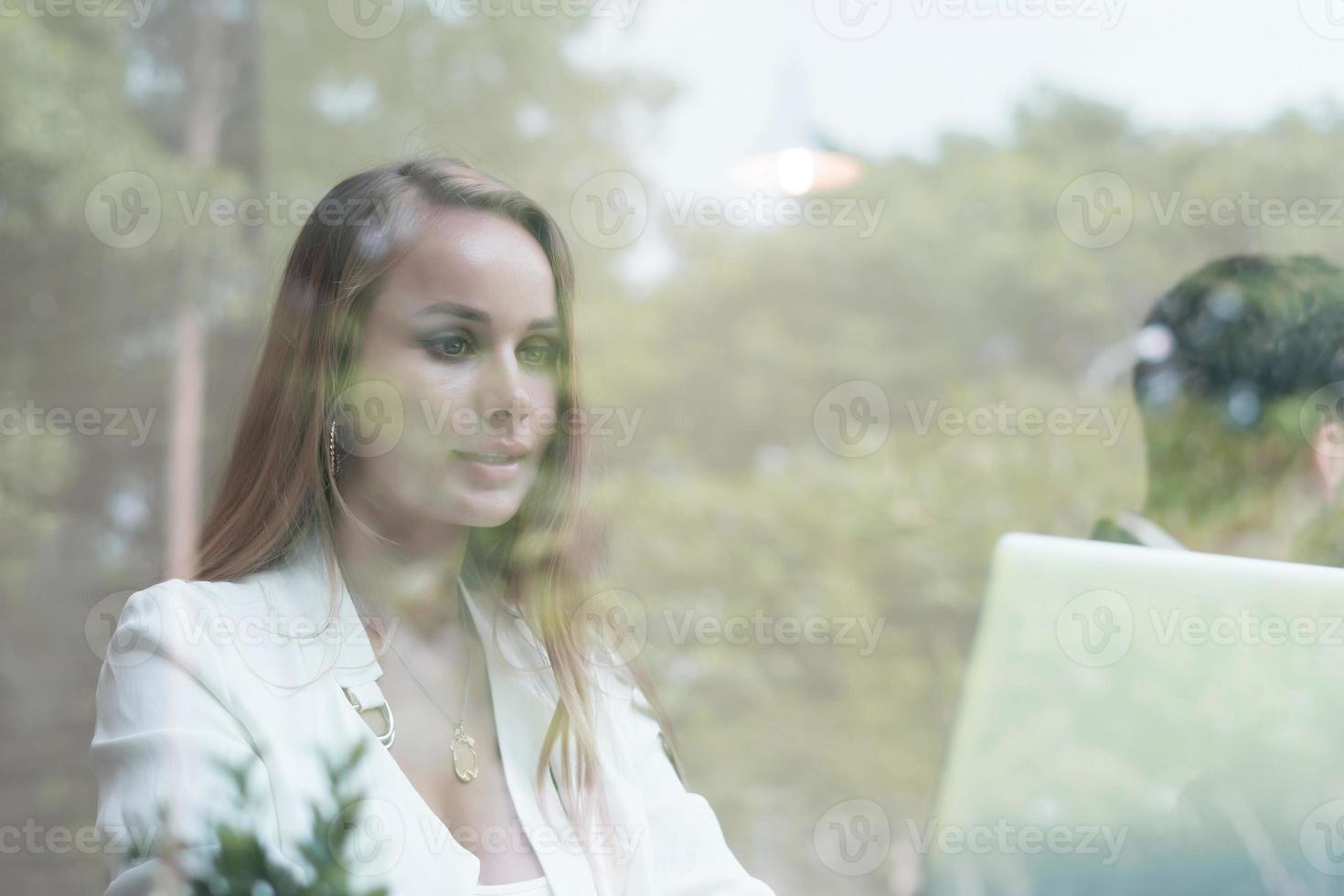 ung affärskvinna som arbetar på sin bärbara dator på kontoret foto