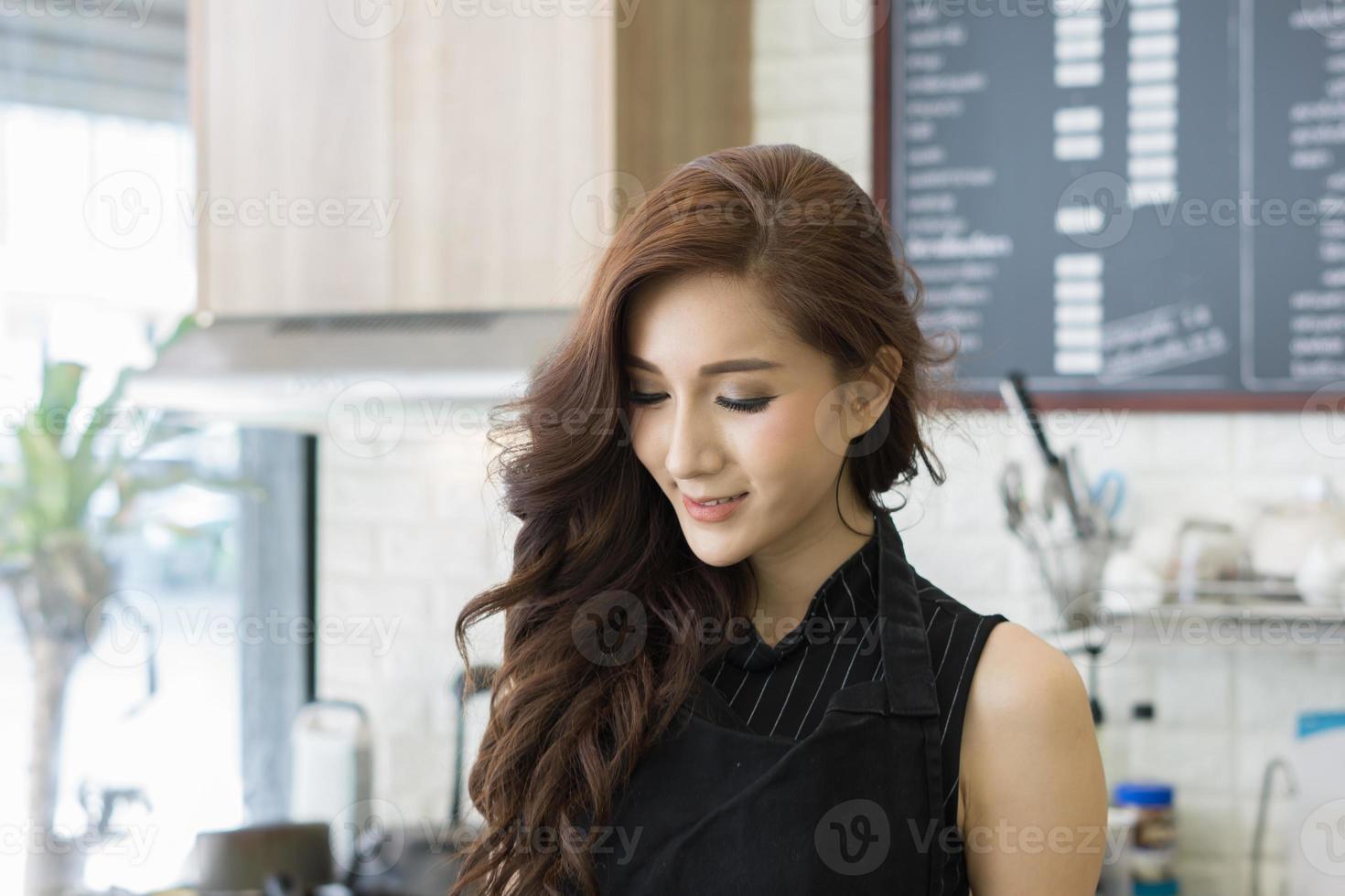 ung vacker ägare av cafébutik som gör kaffe foto