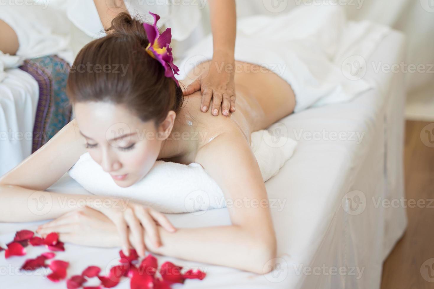 ung vacker kvinna med hälsosam massage i en spasalong foto