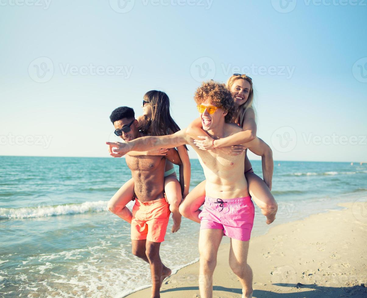Lycklig leende par spelar på de strand foto