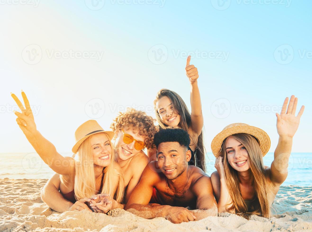 grupp av vänner har roligt på de strand foto