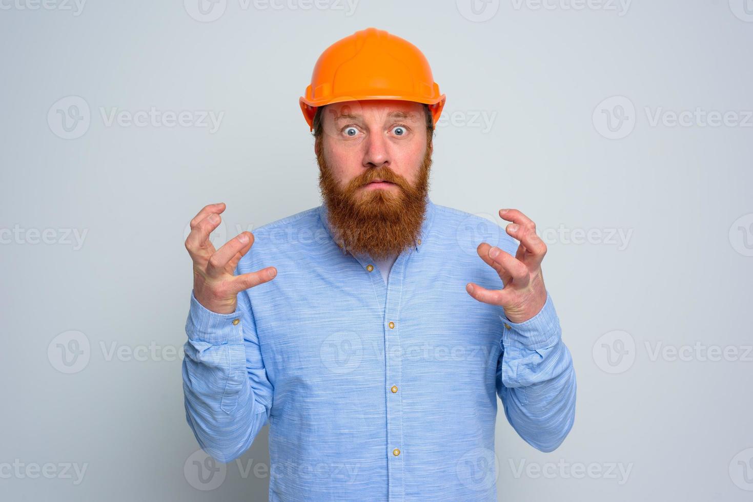 isolerat ilska arkitekt med skägg och orange hjälm foto