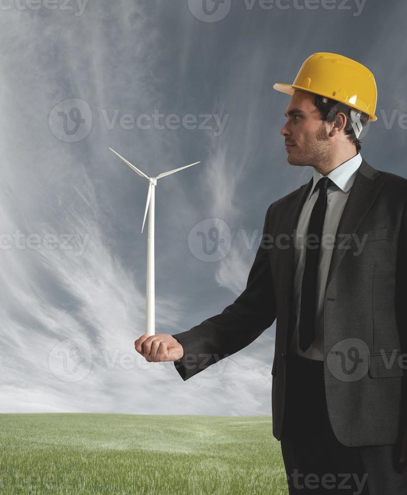 affärsman och vind turbin foto