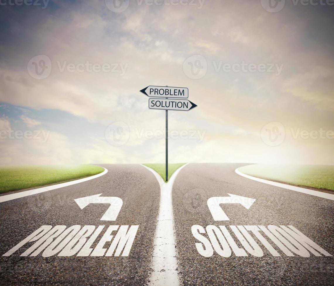 vägkorsning med problem och lösning sätt. begrepp av rätt beslut. foto