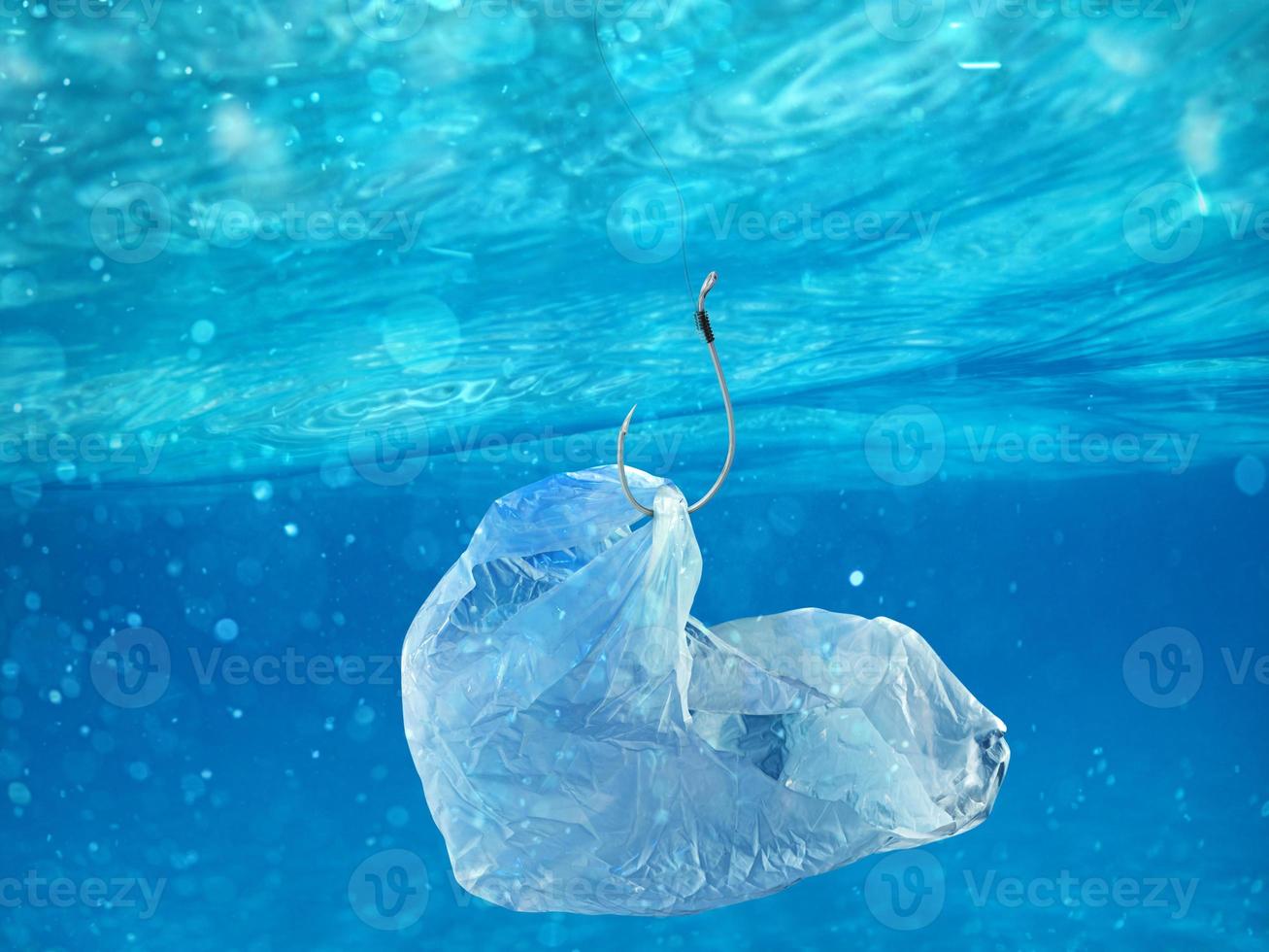 flytande väska. problem av plast förorening under de hav begrepp. foto