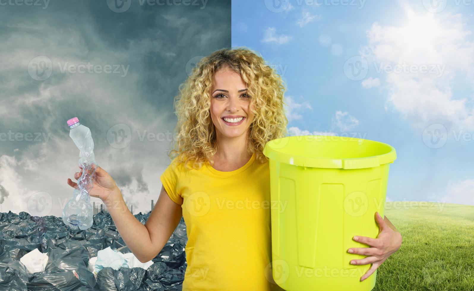 kvinna är redo till sätter en plast flaska i de sopor burk. förändra från förorening till en rena planet. foto